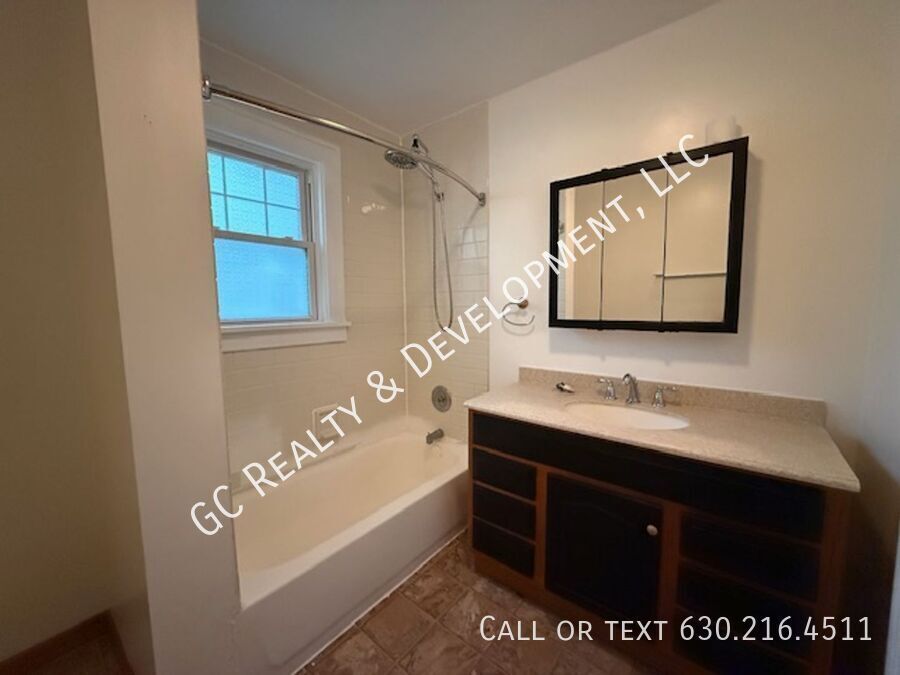 *** 2 BDRM / PET FRIENDLY / ATTIC STORAGE / BASEMENT / TONS OF PARKING *** property image