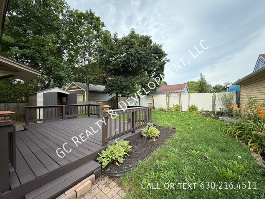 *** 2 BDRM / PET FRIENDLY / ATTIC STORAGE / BASEMENT / TONS OF PARKING *** property image