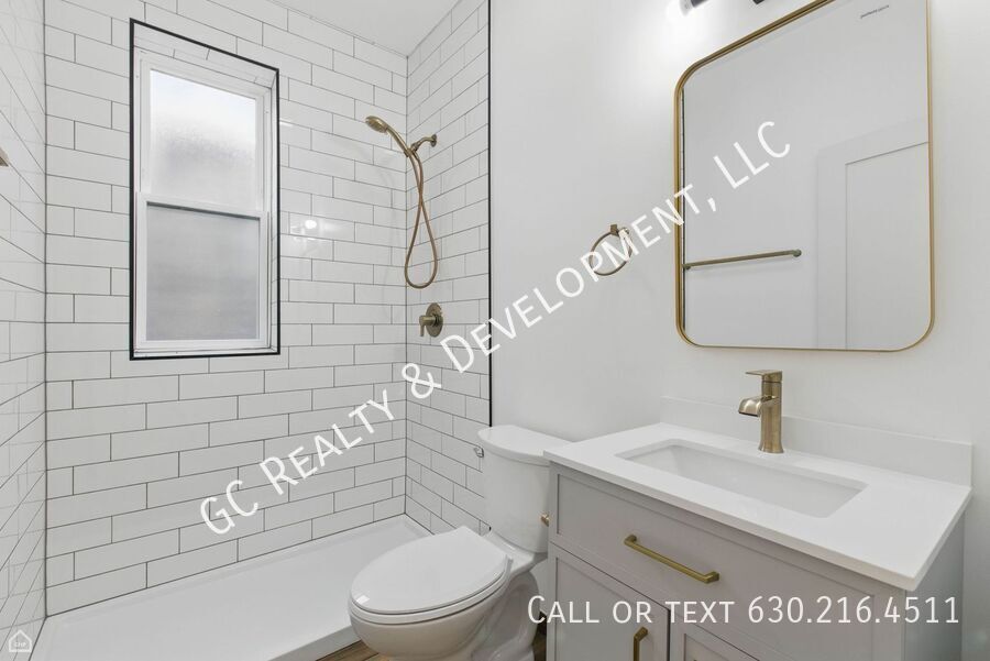 *** 1 MO RENT FREE / FULLY RENOVATED / CENTRAL AC / LAUNDRY HOOKUPS IN UNIT / WALK TO TRAIN / 1 PARKING SPOT *** property image