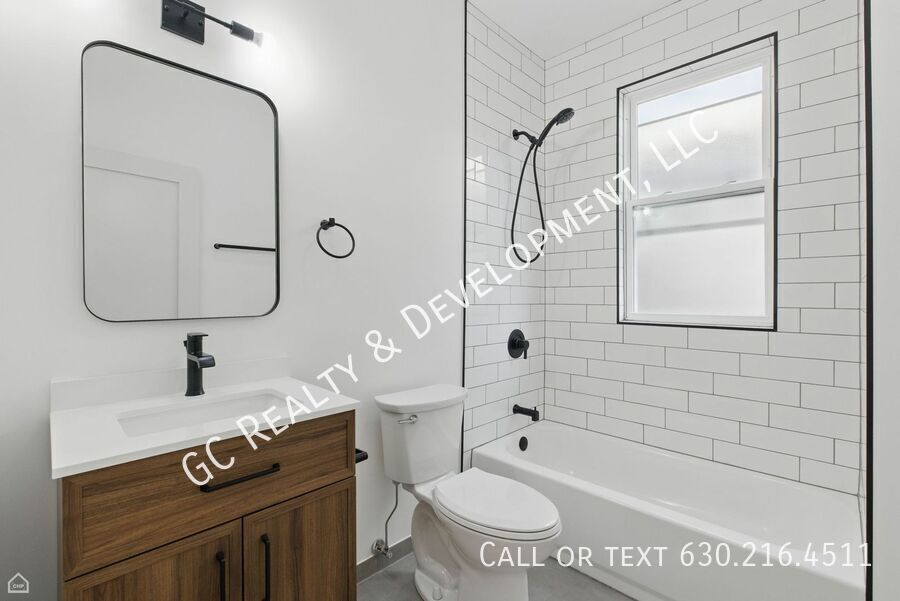 *** 1 MO RENT FREE / FULLY RENOVATED / CENTRAL AC / LAUNDRY HOOKUPS IN UNIT / WALK TO TRAIN / 1 PARKING SPOT *** property image