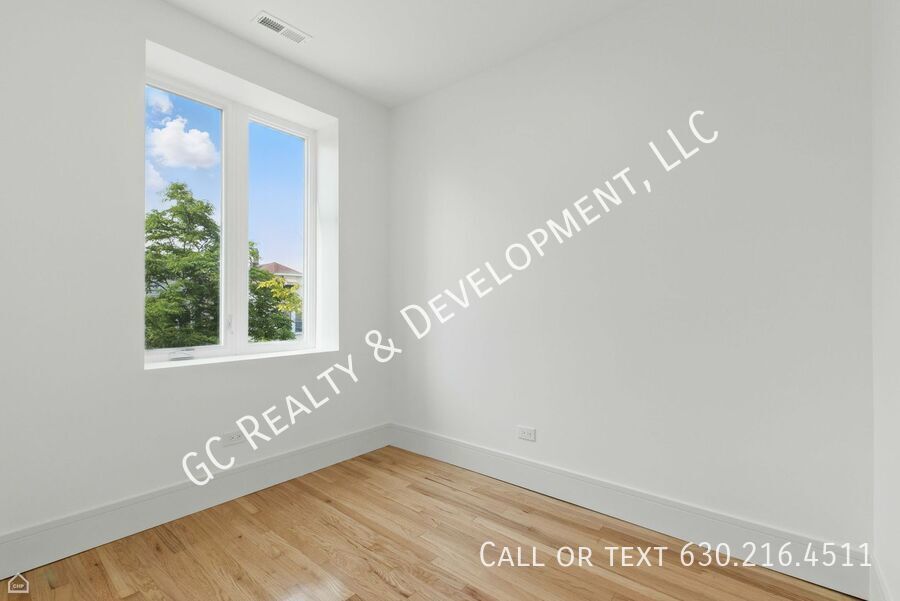*** 1 MO RENT FREE / FULLY RENOVATED / CENTRAL AC / 3 BDRM - 2 BTH / LAUNDRY HOOKUPS IN UNIT / WALK TO TRAIN  *** property image