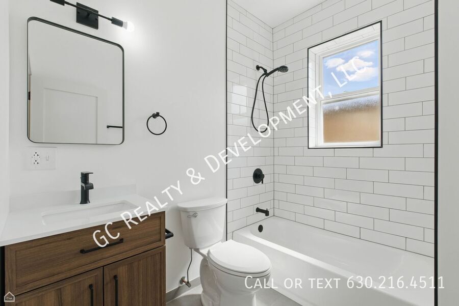 *** 1 MO RENT FREE / FULLY RENOVATED / CENTRAL AC / 3 BDRM - 2 BTH / LAUNDRY HOOKUPS IN UNIT / WALK TO TRAIN  *** property image