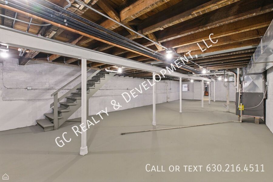 *** 1 MO RENT FREE / FULLY RENOVATED / CENTRAL AC / 3 BDRM - 2 BTH / LAUNDRY HOOKUPS IN UNIT / WALK TO TRAIN  *** property image