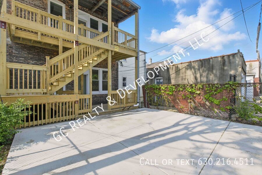 *** 1 MO RENT FREE / FULLY RENOVATED / CENTRAL AC / 3 BDRM - 2 BTH / LAUNDRY HOOKUPS IN UNIT / WALK TO TRAIN  *** property image