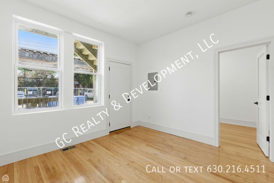 *** 1 MO RENT FREE / FULLY RENOVATED / CENTRAL AC / LAUNDRY HOOKUPS IN UNIT / WALK TO TRAIN / 1 PARKING SPOT *** property image