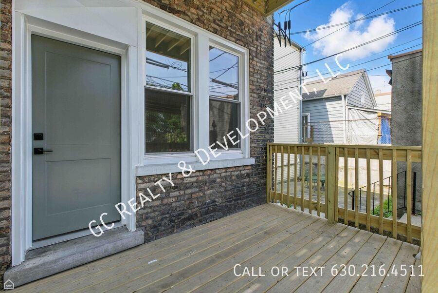 *** 1 MO RENT FREE / FULLY RENOVATED / CENTRAL AC / LAUNDRY HOOKUPS IN UNIT / WALK TO TRAIN / 1 PARKING SPOT *** property image