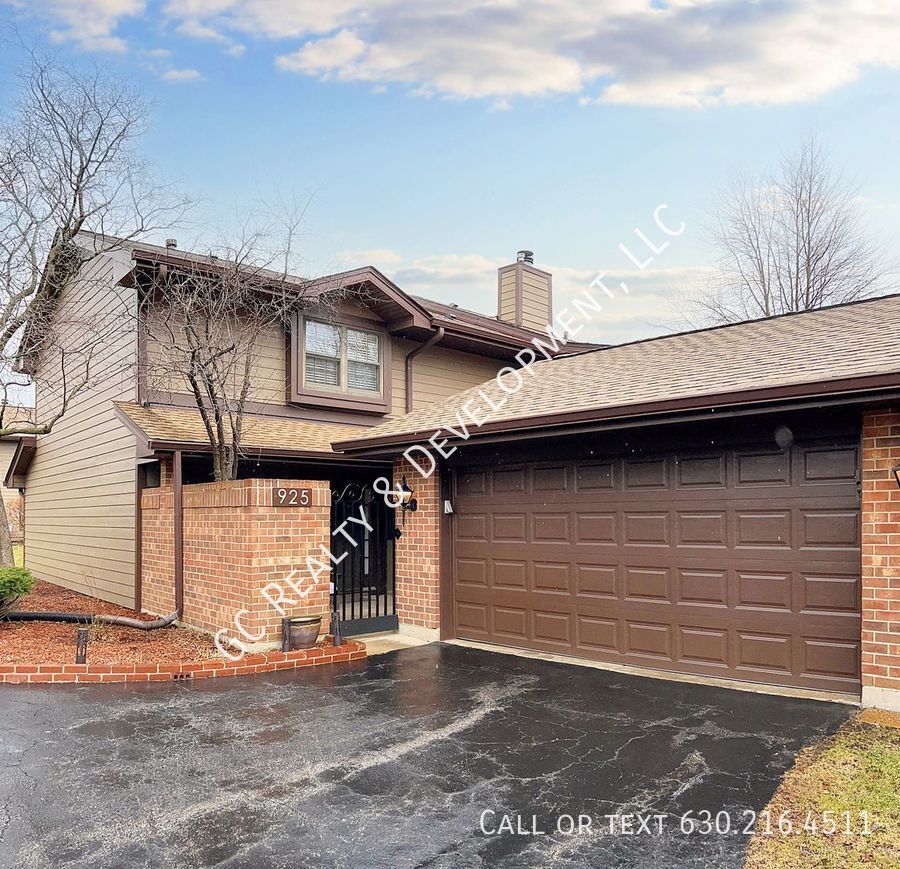 *** GREAT WESTMONT LOCATION / 3 BDRM / 2.5 BTH / SS APPL / ATTACHED GARAGE *** property image