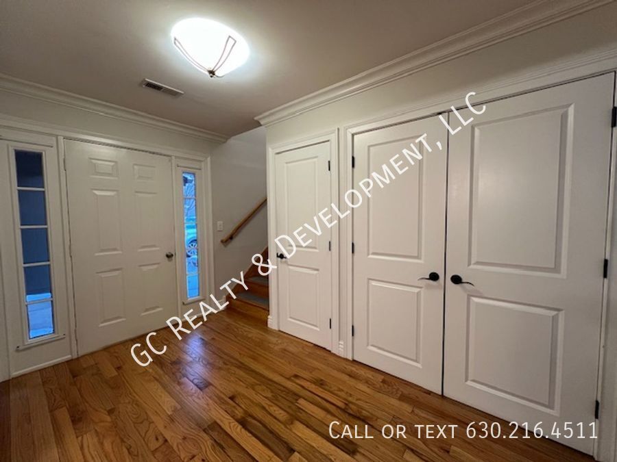 *** GREAT WESTMONT LOCATION / 3 BDRM / 2.5 BTH / SS APPL / ATTACHED GARAGE *** property image