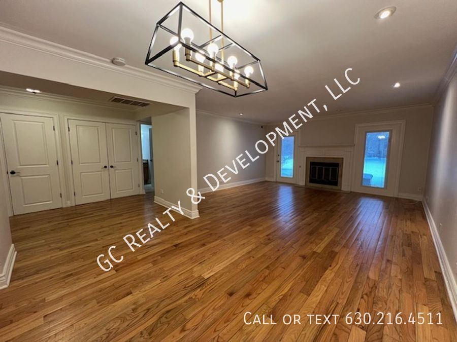 *** GREAT WESTMONT LOCATION / 3 BDRM / 2.5 BTH / SS APPL / ATTACHED GARAGE *** property image