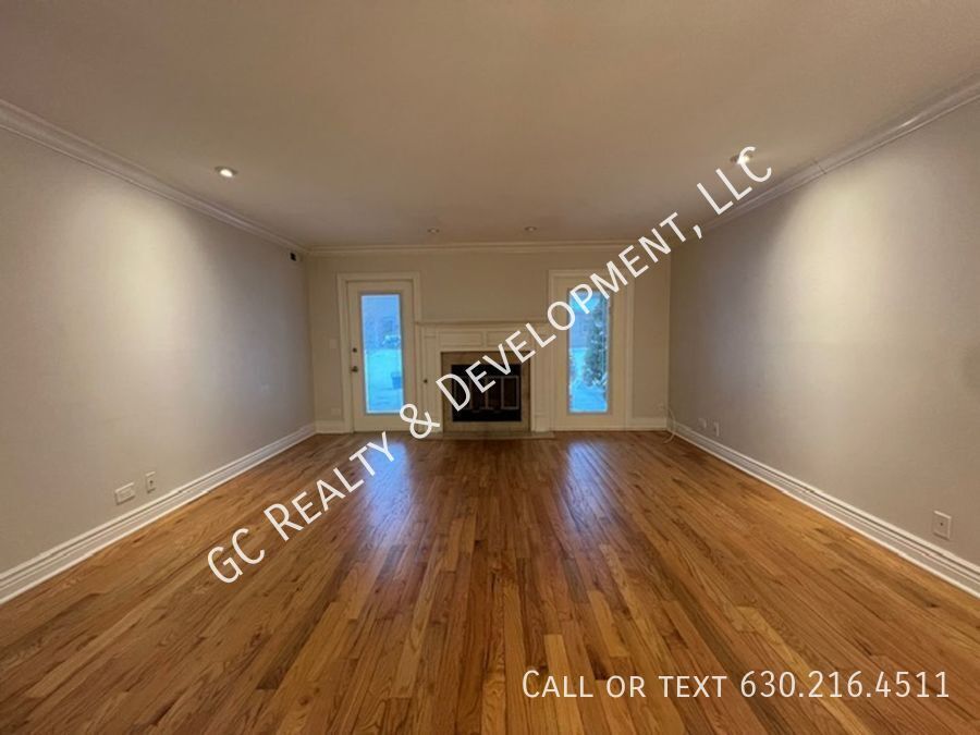 *** GREAT WESTMONT LOCATION / 3 BDRM / 2.5 BTH / SS APPL / ATTACHED GARAGE *** property image