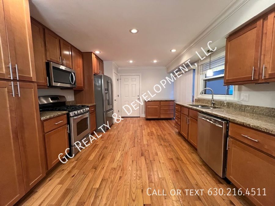 *** GREAT WESTMONT LOCATION / 3 BDRM / 2.5 BTH / SS APPL / ATTACHED GARAGE *** property image