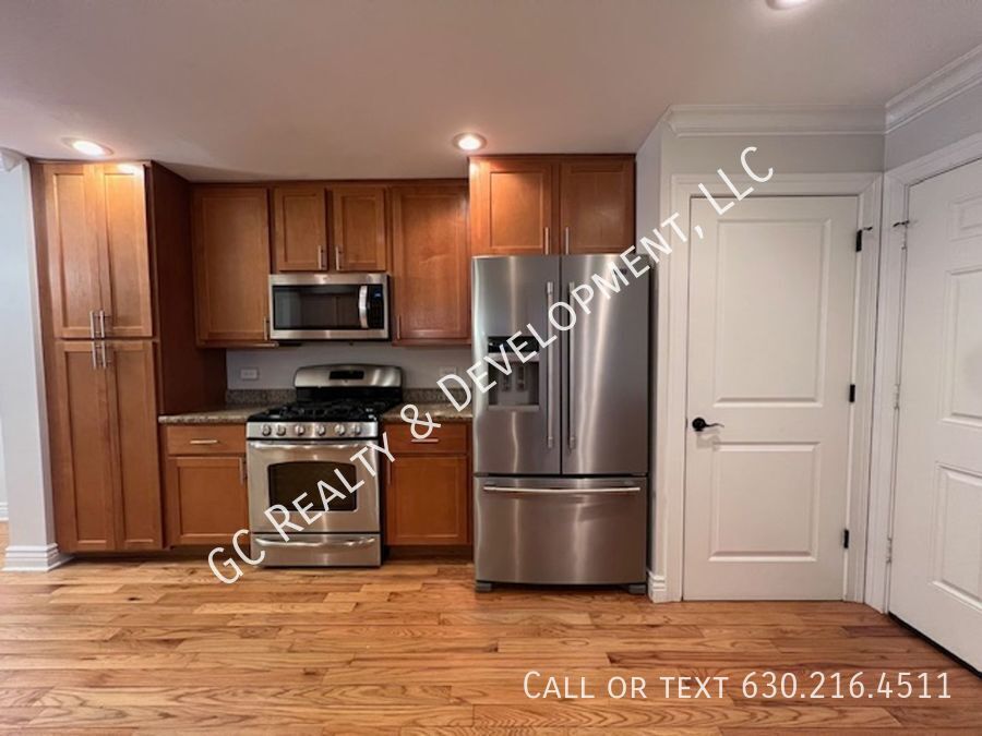 *** GREAT WESTMONT LOCATION / 3 BDRM / 2.5 BTH / SS APPL / ATTACHED GARAGE *** property image