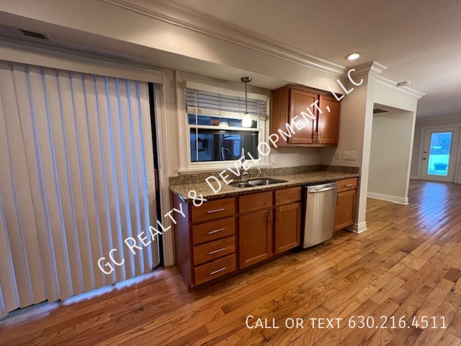 *** GREAT WESTMONT LOCATION / 3 BDRM / 2.5 BTH / SS APPL / ATTACHED GARAGE *** property image