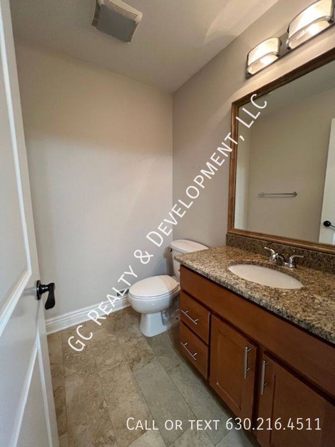 *** GREAT WESTMONT LOCATION / 3 BDRM / 2.5 BTH / SS APPL / ATTACHED GARAGE *** property image
