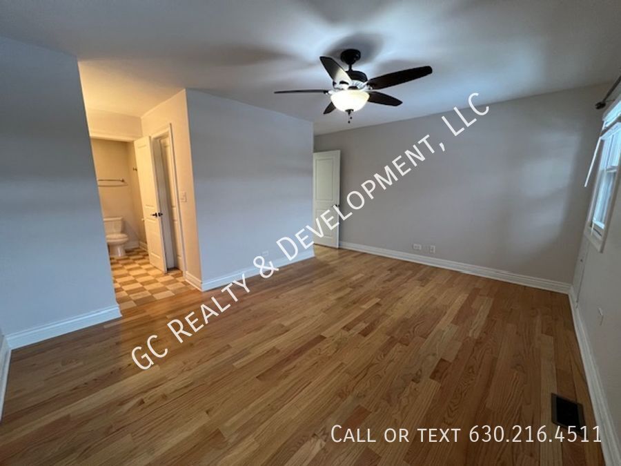 *** GREAT WESTMONT LOCATION / 3 BDRM / 2.5 BTH / SS APPL / ATTACHED GARAGE *** property image