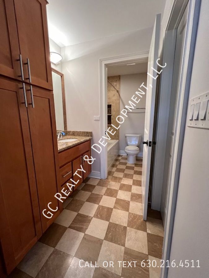 *** GREAT WESTMONT LOCATION / 3 BDRM / 2.5 BTH / SS APPL / ATTACHED GARAGE *** property image