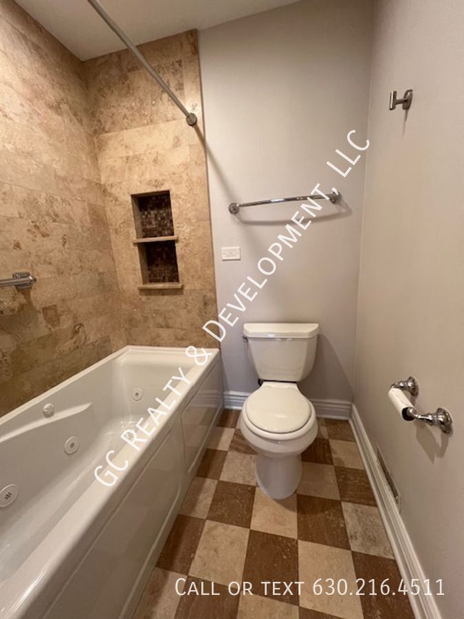 *** GREAT WESTMONT LOCATION / 3 BDRM / 2.5 BTH / SS APPL / ATTACHED GARAGE *** property image