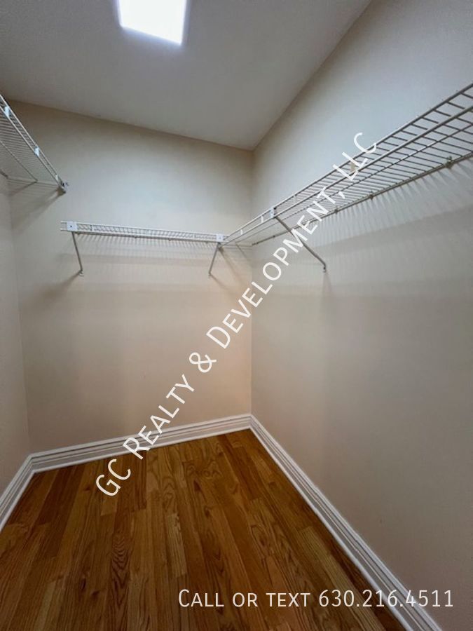 *** GREAT WESTMONT LOCATION / 3 BDRM / 2.5 BTH / SS APPL / ATTACHED GARAGE *** property image