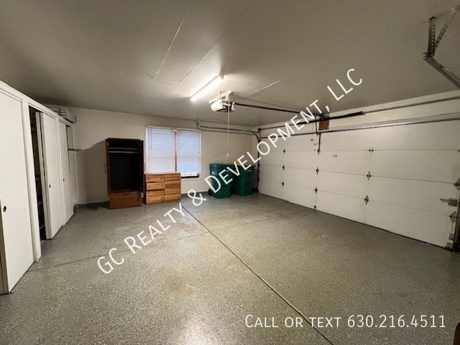 *** GREAT WESTMONT LOCATION / 3 BDRM / 2.5 BTH / SS APPL / ATTACHED GARAGE *** property image