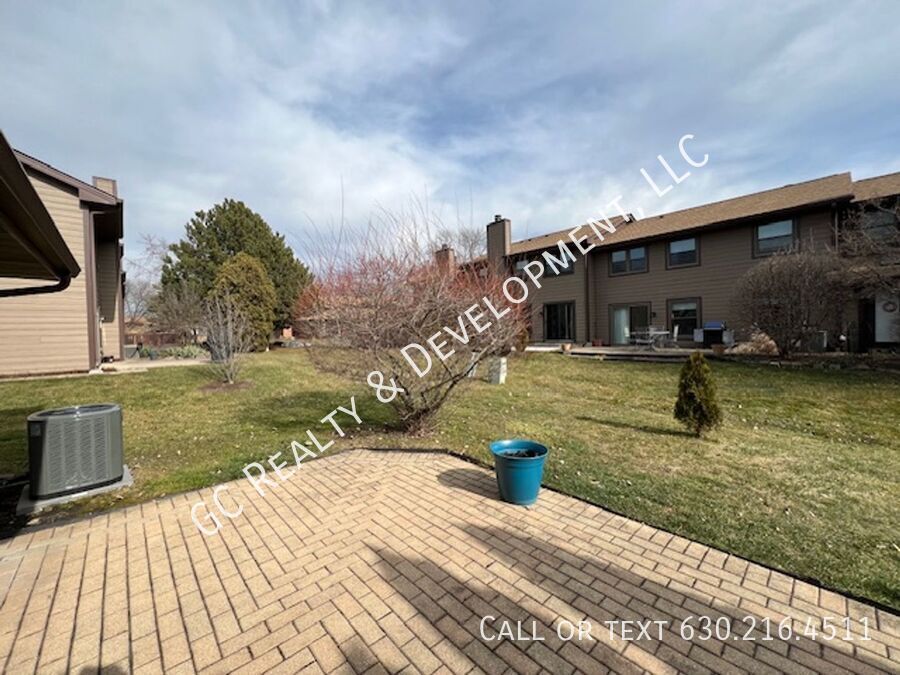 *** GREAT WESTMONT LOCATION / 3 BDRM / 2.5 BTH / SS APPL / ATTACHED GARAGE *** property image