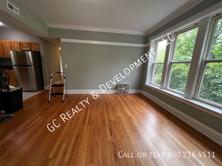 ***  ROGERS PARK / 3 BDRM - 2 BTH / SS APPL INCLUDED / LAUNDRY IN BUILDING *** property image