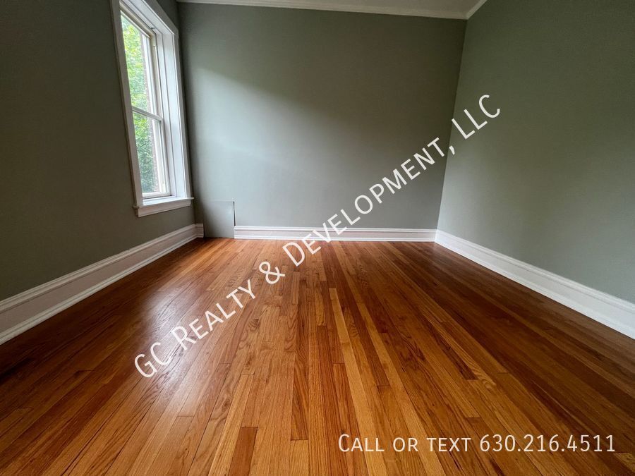 ***  ROGERS PARK / 3 BDRM - 2 BTH / SS APPL INCLUDED / LAUNDRY IN BUILDING *** property image
