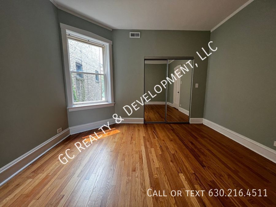 ***  ROGERS PARK / 3 BDRM - 2 BTH / SS APPL INCLUDED / LAUNDRY IN BUILDING *** property image