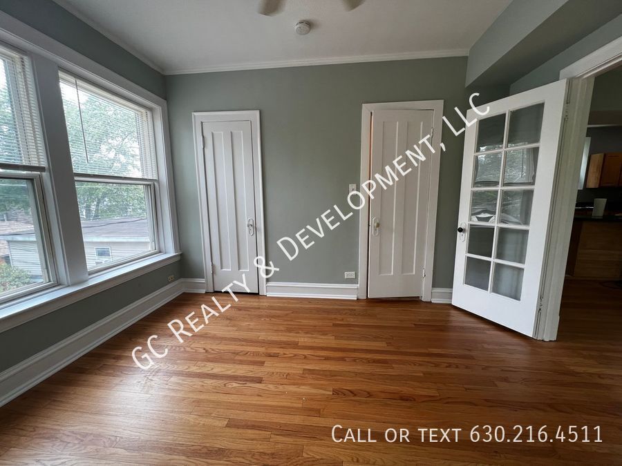***  ROGERS PARK / 3 BDRM - 2 BTH / SS APPL INCLUDED / LAUNDRY IN BUILDING *** property image