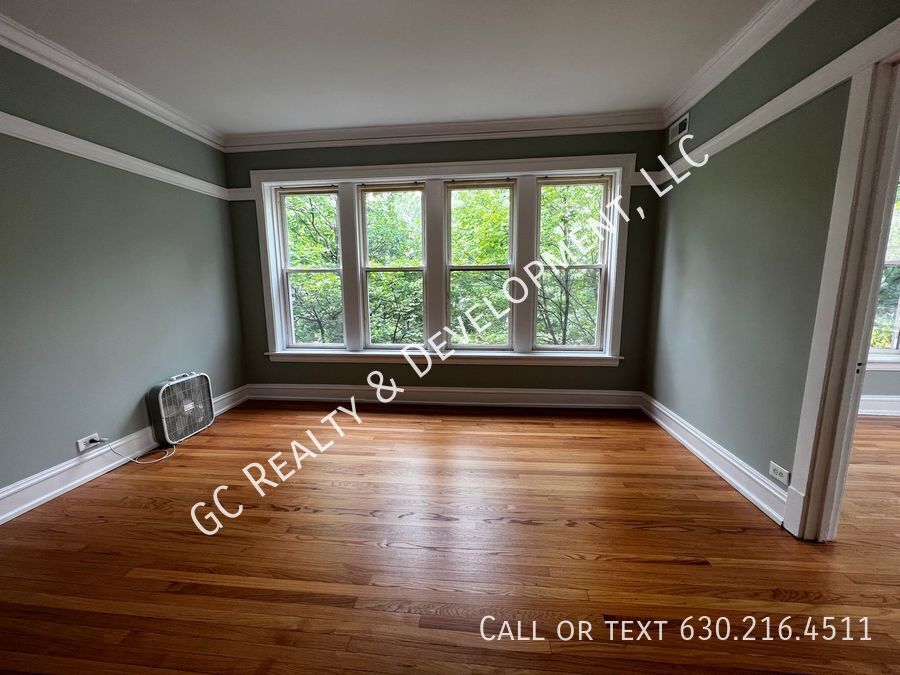 ***  ROGERS PARK / 3 BDRM - 2 BTH / SS APPL INCLUDED / LAUNDRY IN BUILDING *** property image
