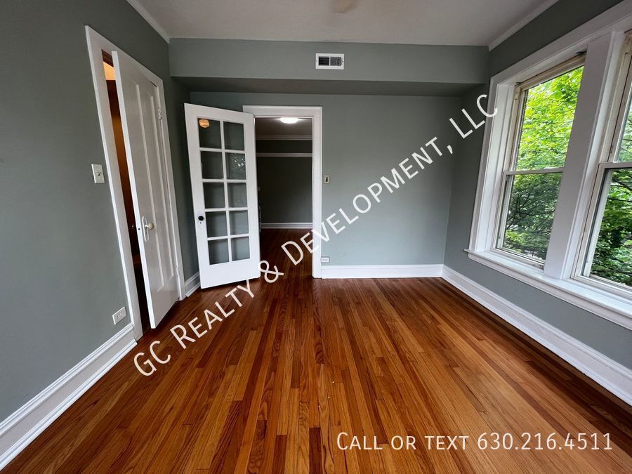 ***  ROGERS PARK / 3 BDRM - 2 BTH / SS APPL INCLUDED / LAUNDRY IN BUILDING *** property image