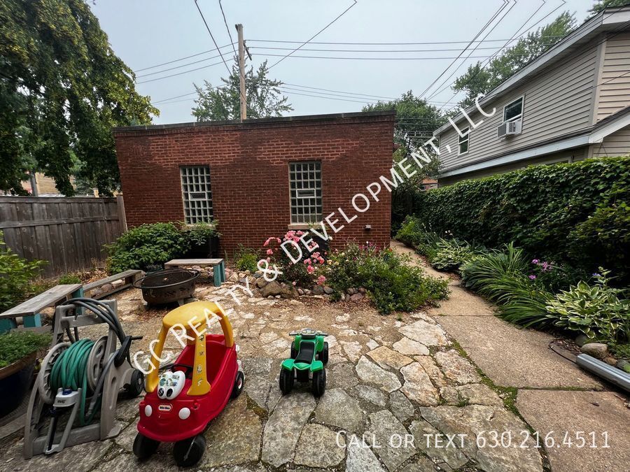 ***  ROGERS PARK / 3 BDRM - 2 BTH / SS APPL INCLUDED / LAUNDRY IN BUILDING *** property image