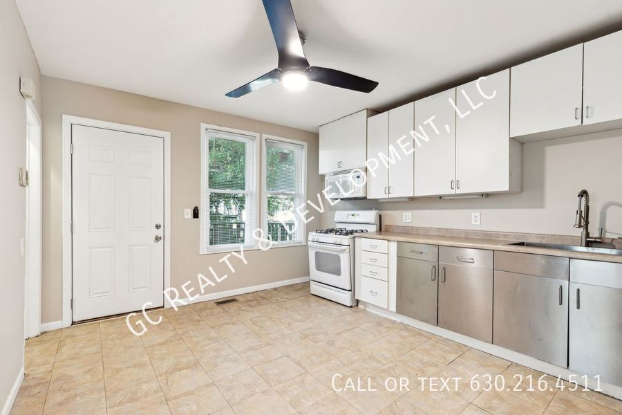 *** ​WRIGLEYVILLE LOCATION / FULLY UPDATED / 3 BDRM / APPL INCL / CENTRAL AIR *** property image