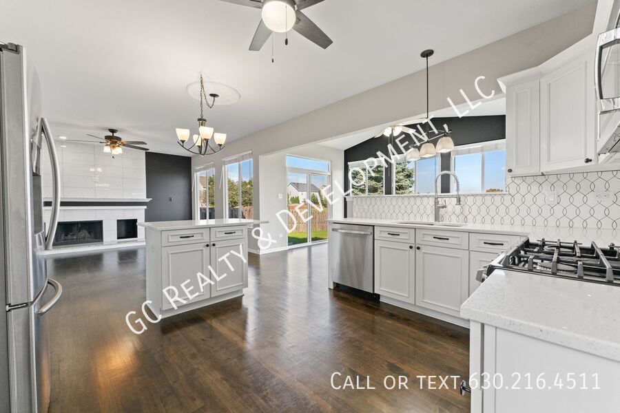 *** RECENTLY UPDATED / 5 BDRM - 2.5 BTH W OFFICE / FENCED YARD / JACUZZI IN PRIMARY BATH *** property image