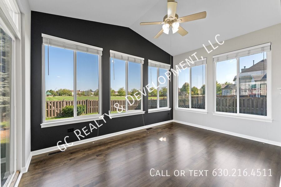 *** RECENTLY UPDATED / 5 BDRM - 2.5 BTH W OFFICE / FENCED YARD / JACUZZI IN PRIMARY BATH *** property image