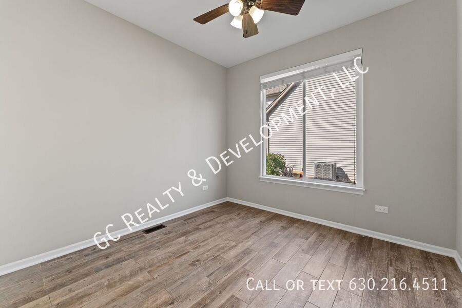 *** RECENTLY UPDATED / 5 BDRM - 2.5 BTH W OFFICE / FENCED YARD / JACUZZI IN PRIMARY BATH *** property image