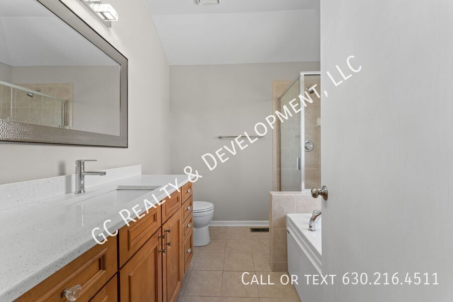 *** RECENTLY UPDATED / 5 BDRM - 2.5 BTH W OFFICE / FENCED YARD / JACUZZI IN PRIMARY BATH *** property image
