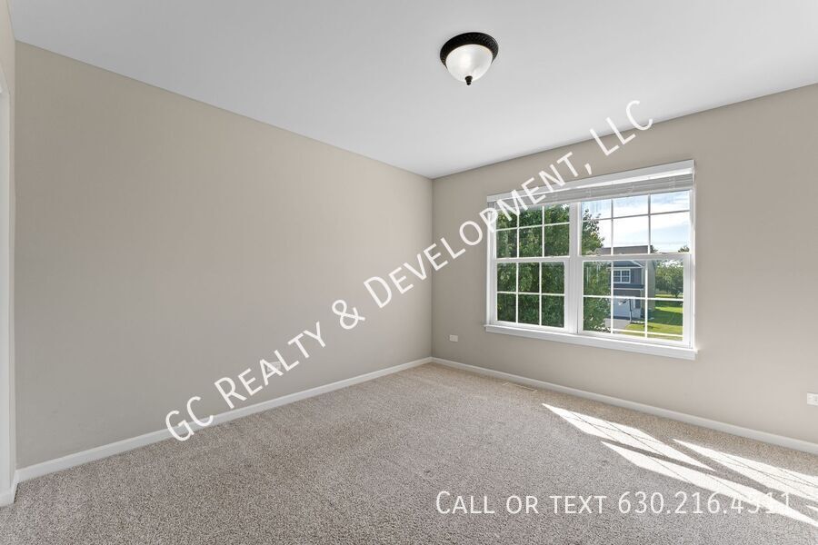 *** RECENTLY UPDATED / 5 BDRM - 2.5 BTH W OFFICE / FENCED YARD / JACUZZI IN PRIMARY BATH *** property image