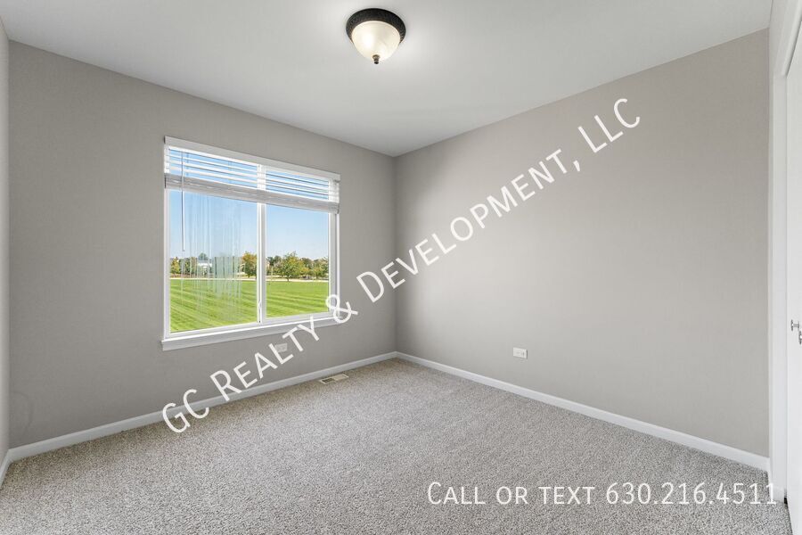 *** RECENTLY UPDATED / 5 BDRM - 2.5 BTH W OFFICE / FENCED YARD / JACUZZI IN PRIMARY BATH *** property image