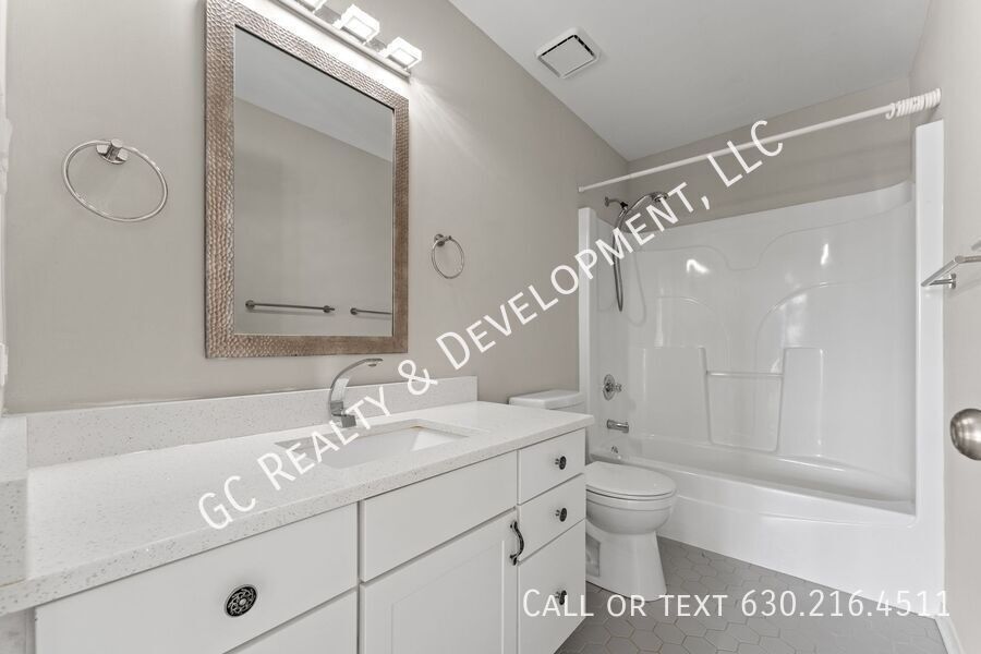 *** RECENTLY UPDATED / 5 BDRM - 2.5 BTH W OFFICE / FENCED YARD / JACUZZI IN PRIMARY BATH *** property image