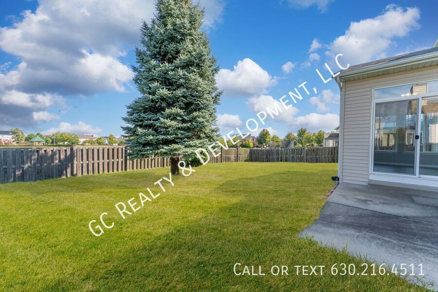 *** RECENTLY UPDATED / 5 BDRM - 2.5 BTH W OFFICE / FENCED YARD / JACUZZI IN PRIMARY BATH *** property image
