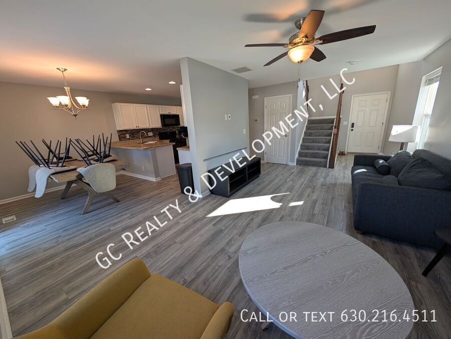 *** SPACIOUS 3BDRM - 2.5BTH DUPLEX IN HAMPSHIRE / D300 SCHOOLS / 2-CAR GARAGE & PRIVATE BACKYARD *** property image