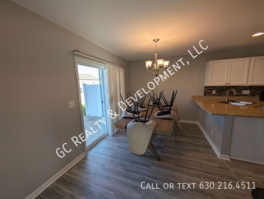 *** SPACIOUS 3BDRM - 2.5BTH DUPLEX IN HAMPSHIRE / D300 SCHOOLS / 2-CAR GARAGE & PRIVATE BACKYARD *** property image