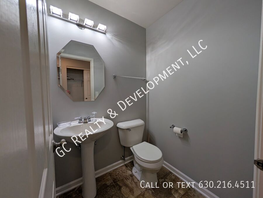 *** SPACIOUS 3BDRM - 2.5BTH DUPLEX IN HAMPSHIRE / D300 SCHOOLS / 2-CAR GARAGE & PRIVATE BACKYARD *** property image