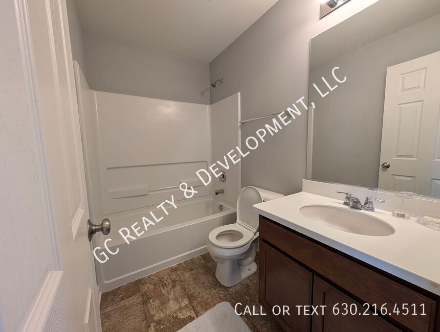 *** SPACIOUS 3BDRM - 2.5BTH DUPLEX IN HAMPSHIRE / D300 SCHOOLS / 2-CAR GARAGE & PRIVATE BACKYARD *** property image