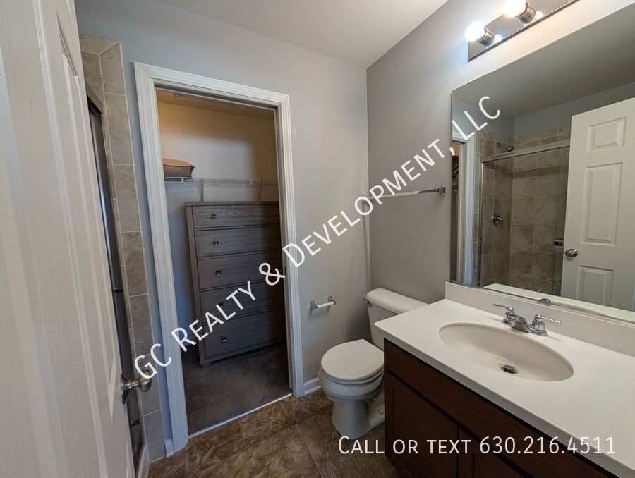 *** SPACIOUS 3BDRM - 2.5BTH DUPLEX IN HAMPSHIRE / D300 SCHOOLS / 2-CAR GARAGE & PRIVATE BACKYARD *** property image