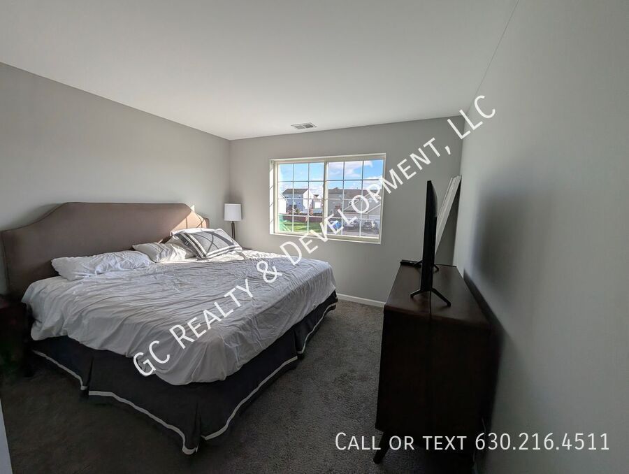 *** SPACIOUS 3BDRM - 2.5BTH DUPLEX IN HAMPSHIRE / D300 SCHOOLS / 2-CAR GARAGE & PRIVATE BACKYARD *** property image