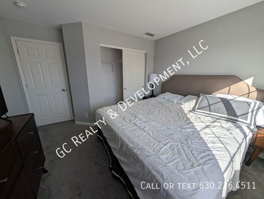 *** SPACIOUS 3BDRM - 2.5BTH DUPLEX IN HAMPSHIRE / D300 SCHOOLS / 2-CAR GARAGE & PRIVATE BACKYARD *** property image