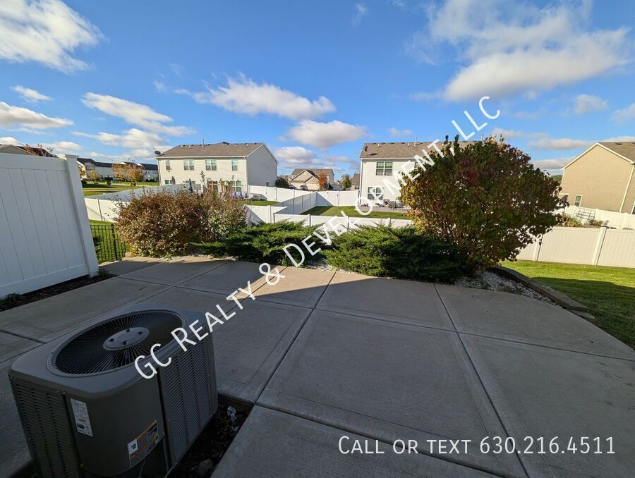 *** SPACIOUS 3BDRM - 2.5BTH DUPLEX IN HAMPSHIRE / D300 SCHOOLS / 2-CAR GARAGE & PRIVATE BACKYARD *** property image