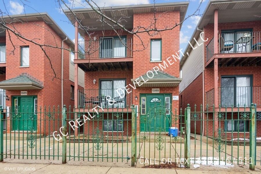 *** 1ST FLOOR UNIT / 3 BDRM - 2 BTH / CENTRAL AC / IN UNIT LAUNDRY / PET FRIENDLY *** property image