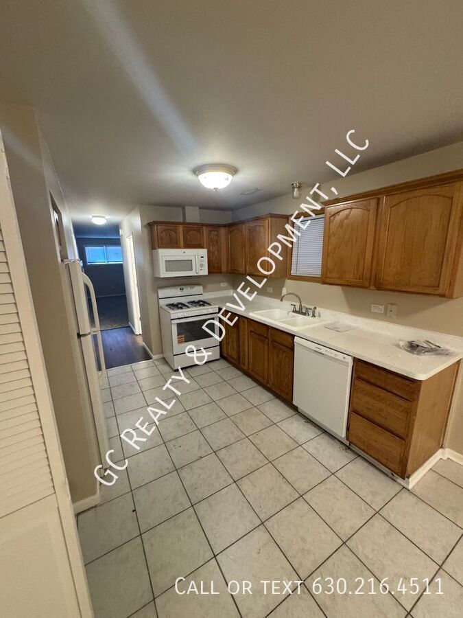 *** 1ST FLOOR UNIT / 3 BDRM - 2 BTH / CENTRAL AC / IN UNIT LAUNDRY / PET FRIENDLY *** property image